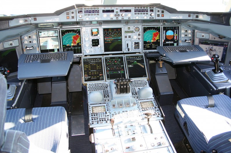 1280px-Airbus_A380_cockpit.jpg